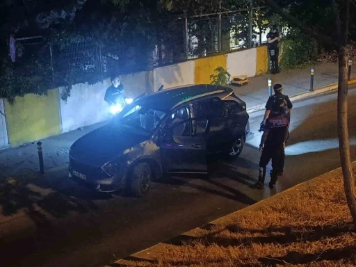 Beylikd&uuml;z&uuml;&rsquo;nde &rsquo;dur&rsquo; ihtarına uymayan 2 kişi yakalandı
