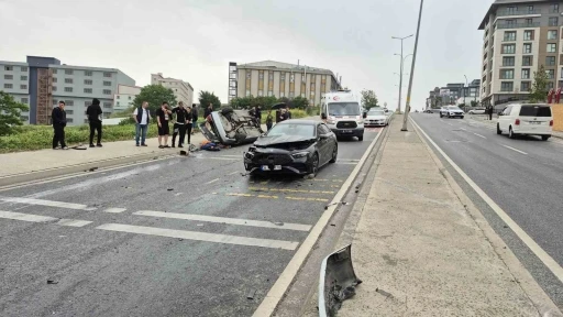 Beylikdüzü’nde kontrolden çıkan araç ters şeride daldı: 1’i ağır 4 yaralı
