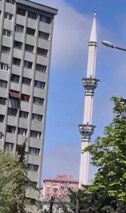 Beylikdüzü’nde minarenin sallanma anı cep telefonu kamerasında
