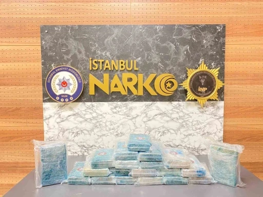 Beylikd&uuml;z&uuml;&rsquo;nde taksinin bagajındaki valizde 23 kilogram kokain bulundu: 4 g&ouml;zaltı
