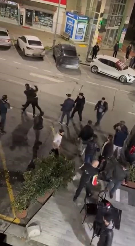 Beylikd&uuml;z&uuml;&rsquo;nde tekme tokat kavga kameraya yansıdı
