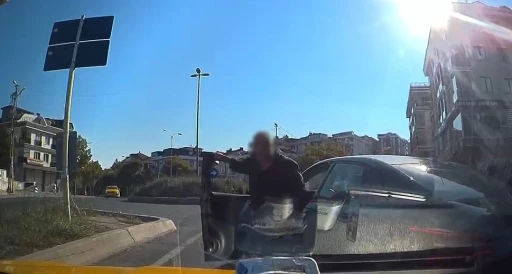Beylikd&uuml;z&uuml;&rsquo;nde trafik magandası taksicinin &ouml;n&uuml;n&uuml; kesip aracını yumrukladı
