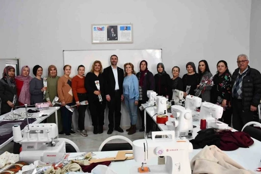 Beylikova&rsquo;da kadınlar i&ccedil;in bin &ccedil;i&ccedil;ek dağıtıldı
