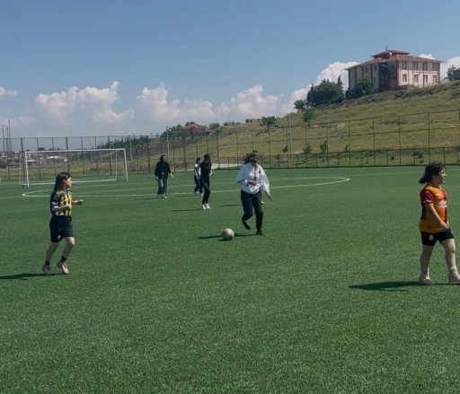 Beylikova Gen&ccedil;lik ve Spor İl&ccedil;e M&uuml;d&uuml;rl&uuml;ğ&uuml; tarafından &uuml;cretsiz kız futbol kursu a&ccedil;ıldı
