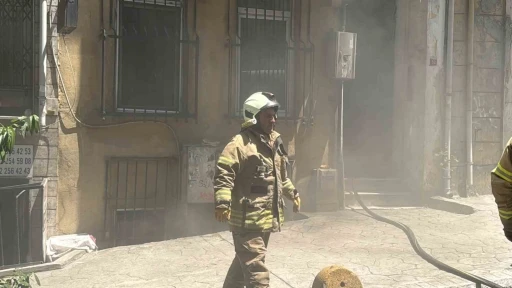 Beyoğlu’da ütü prizde unutulunca yangın çıktı

