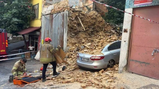 Beyoğlu&rsquo;nda 2 katlı metruk bina &ccedil;&ouml;kt&uuml;

