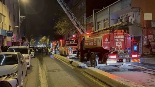 Beyoğlu&rsquo;nda 4 katlı iş yerinde yangın
