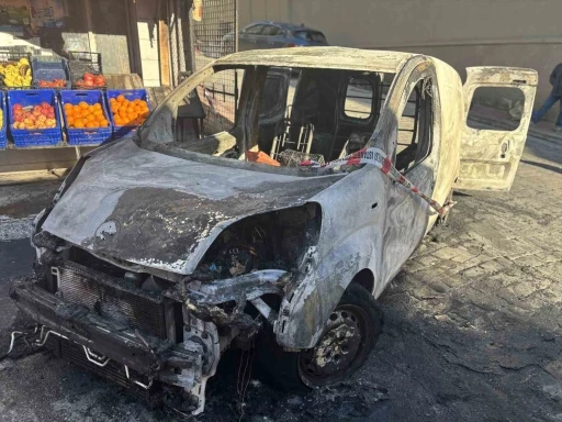 Beyoğlu&rsquo;nda alev alev yanan ara&ccedil; k&uuml;le d&ouml;nd&uuml;, yangın markete sı&ccedil;radı
