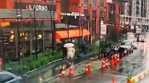 Beyoğlu&rsquo;nda bir kadın fırtınada devrilen tabelanın altında kaldı
