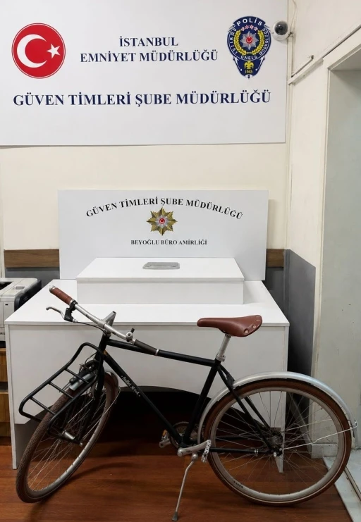 Beyoğlu&rsquo;nda bisiklet &ccedil;alan hırsız kamerada
