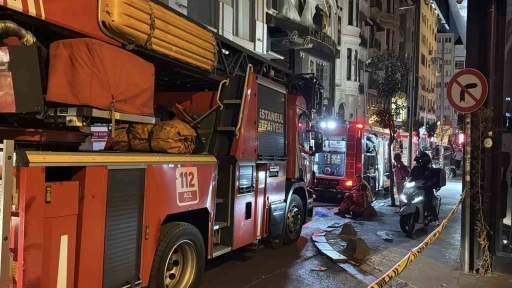 Beyoğlu’nda eğlence mekanı çatısında korkutan yangın
