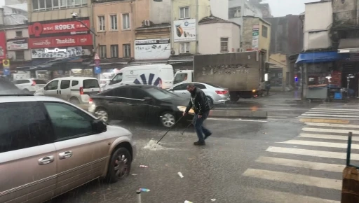 Beyoğlu&rsquo;nda esnaftan su baskınlarına karşı kum torbalı &ouml;nlem
