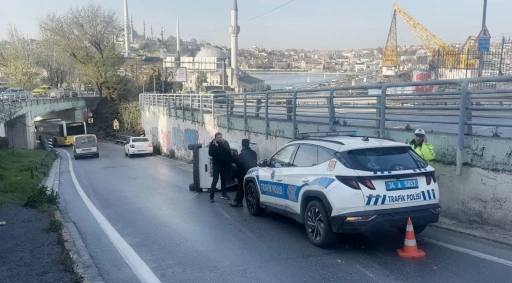 Beyoğlu&rsquo;nda hafif ticari ara&ccedil; devrildi: S&uuml;r&uuml;c&uuml; kazayı yara almadan atlattı
