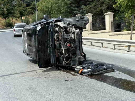 Beyoğlu&rsquo;nda l&uuml;ks cip aydınlatma direğine &ccedil;arpıp yan yattı: S&uuml;r&uuml;c&uuml; yaralandı

