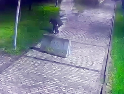 Beyoğlu&rsquo;nda parkta d&uuml;ş&uuml;r&uuml;len telefonu &ccedil;aldı, o anlar kamerada
