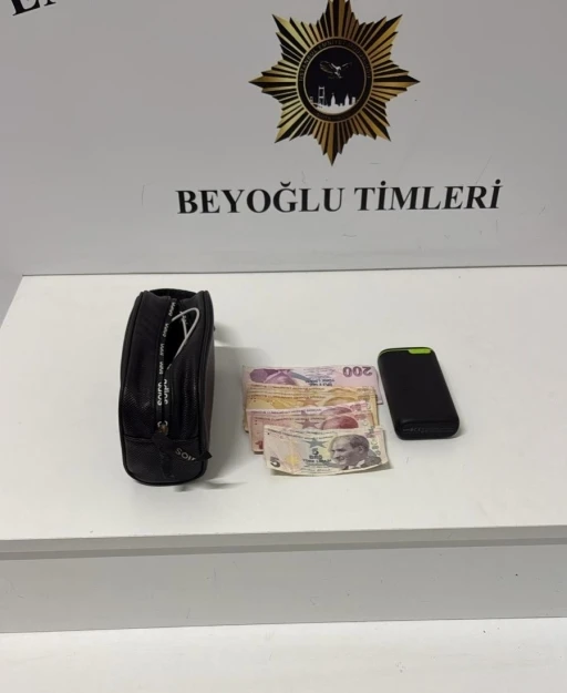 Beyoğlu&rsquo;nda "yardım" yalanıyla yankesicilik yaptılar, su&ccedil;&uuml;st&uuml; yakalandılar
