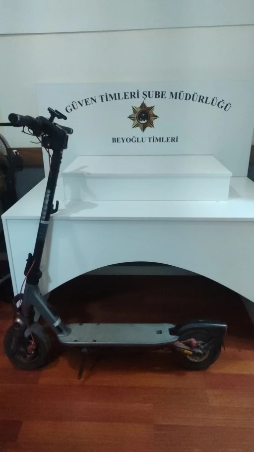 Beyoğlu’nda scooter hırsızlığı kamerada:  2 gözaltı
