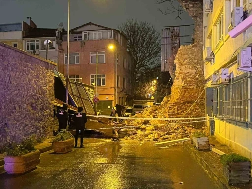 Beyoğlu&rsquo;nda tarihi metruk binanın duvarı b&ouml;yle yıkıldı

