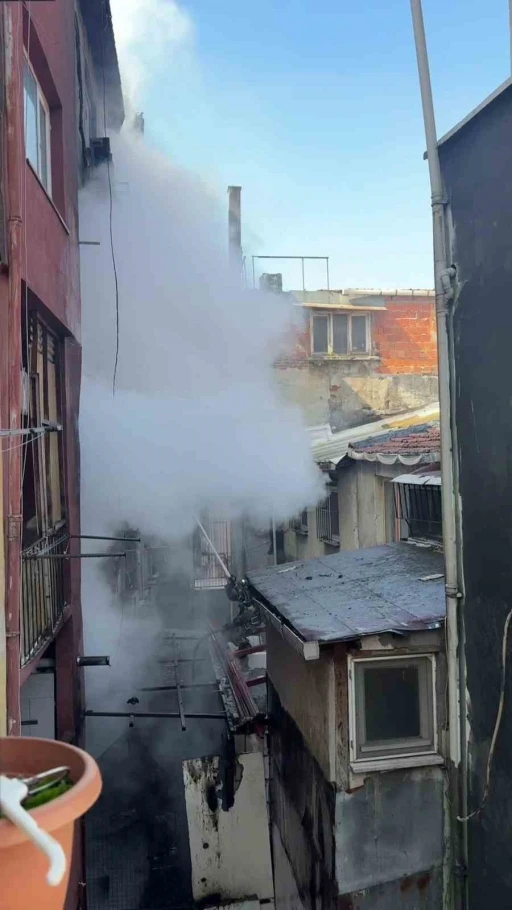 Beyoğlu&rsquo;nda yangında mahsur kalan 2 kişi itfaiye ekiplerince kurtarıldı
