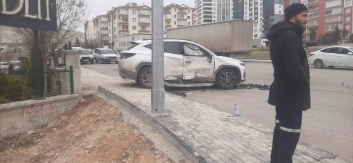 Beypazarı&rsquo;nda iki otomobilin &ccedil;arpışması sonucu 3 kişi yaralandı
