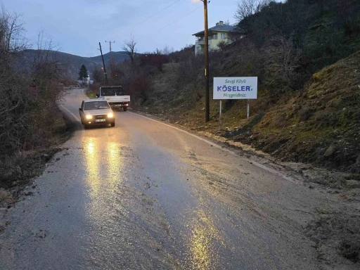 Beypazarı&rsquo;nda kayalar yolu ulaşıma kapattı
