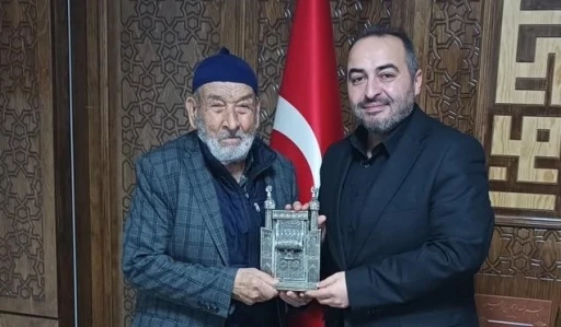 Beyşehir&rsquo;de 84 yaşındaki vatandaş hafızlık yarışmasında birinci oldu
