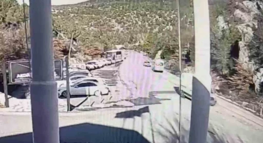 Beyşehir&rsquo;de bir anlık kontrol kaybı can aldı kaza anı kamerada
