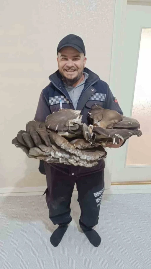 Beyşehir&rsquo;de doğada bulduğu 10 kiloluk mantar şaşırttı
