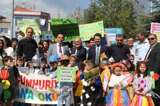 Beyşehir’de öğrenciler temiz çevre için yürüdü
