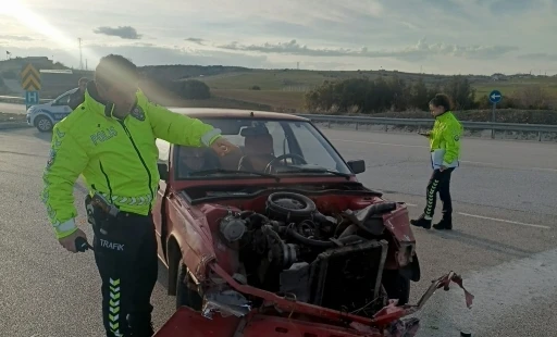 Beyşehir&rsquo;de otomobil tırla &ccedil;arpıştı: 2 yaralı
