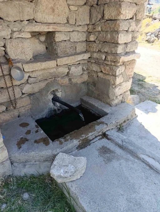 Beyşehir’de yeniden akmaya başlayan çeşme mahalle sakinlerinin yüzünü güldürdü
