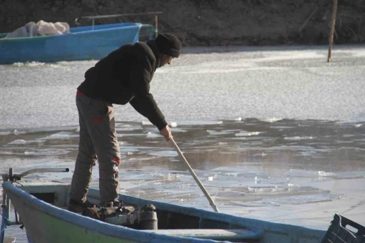 Beyşehir G&ouml;l&uuml;&rsquo;nde balık&ccedil;ıların buzla imtihanı
