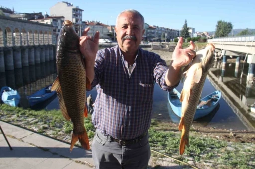 Beyşehir G&ouml;l&uuml;&rsquo;nde yeni av sezonu a&ccedil;ıldı, ilk balıklar tezgahlara ulaştı
