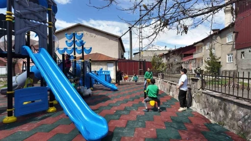Beyt&uuml;şşebap Kaymakamı Taşkıran, &ccedil;ocuklar i&ccedil;in oyun parkı kurdu
