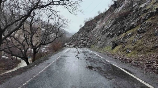 Beyt&uuml;şşebap&rsquo;ta heyelan nedeniyle 11 yerin yolu ulaşıma kapandı
