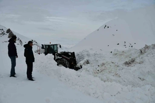 Beyt&uuml;şşebap&rsquo;ta kar kalınlığı yer yer 3 metreyi buldu
