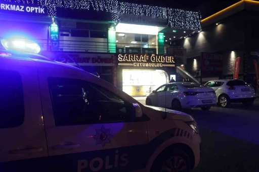 Biber gazıyla kuyumcuya giren maskeli 3 kişi, imitasyon bilezikleri &ccedil;aldı

