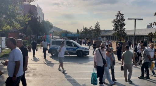 Bıçakla geldi tek yumrukta yere serdi...O anlar kamerada
