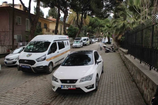 Bı&ccedil;aklanarak &ouml;ld&uuml;r&uuml;len yaşlı &ccedil;iftin evinde incelemeler s&uuml;r&uuml;yor
