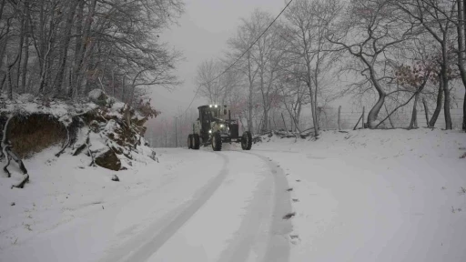 Biga&rsquo;da karla kaplanan 2 k&ouml;y yolu a&ccedil;ıldı
