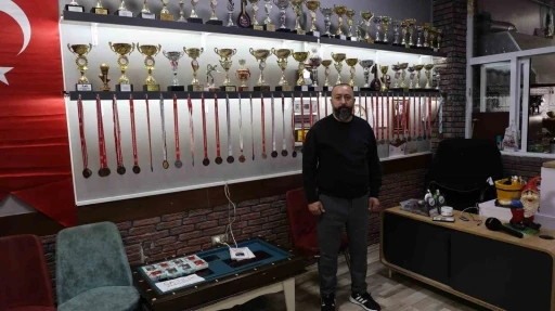 Bilardoyu aşka d&ouml;n&uuml;şt&uuml;rd&uuml;, 150 sporcu yetiştirdi
