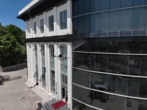 Bilecik Belediyesinden teknolojik temizlik, drone ile dış cephe yıkandı
