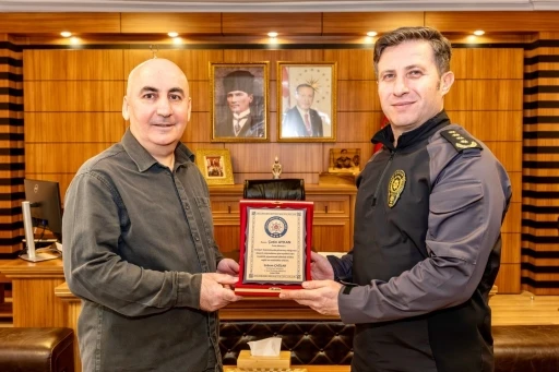 Bilecik İl Emniyet M&uuml;d&uuml;r&uuml; &Ccedil;ağlar, emekli polis Aykan&rsquo;a plaket takdim etti
