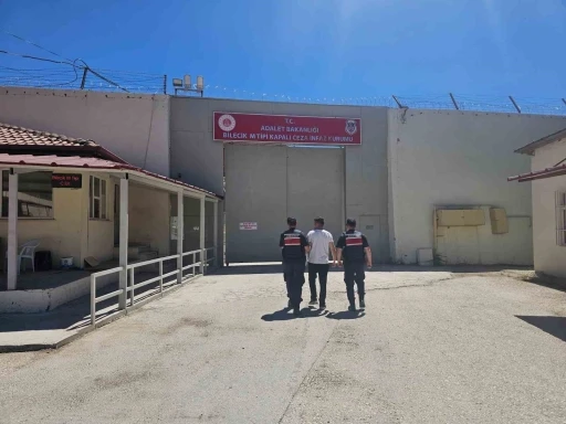 Bilecik&rsquo;te 17 yıl 49 ay 37 g&uuml;n hapis cezası bulunan şahıs ka&ccedil;maya &ccedil;alıştığı sırada yakalandı

