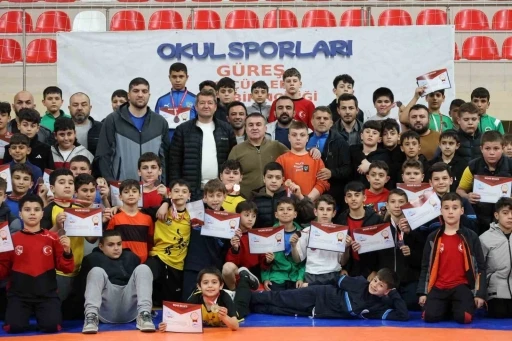 Bilecik&rsquo;te 400 sporcu minderde ter d&ouml;kt&uuml;
