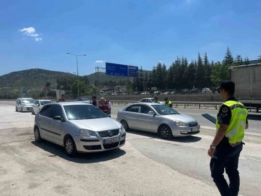 Bilecik&rsquo;te 758 şahıs ve 221 ara&ccedil; s&uuml;r&uuml;c&uuml;s&uuml; sorgulandı
