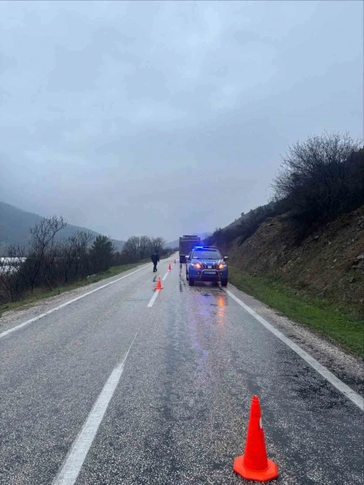 Bilecik&rsquo;te arızalanan tır yolu tek şeride d&uuml;ş&uuml;rd&uuml;
