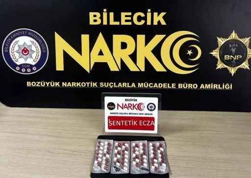 Bilecik&rsquo;te bir ara&ccedil; ve 2 şahıs &uuml;zerinde yapılan aramada uyuşturucu madde ele ge&ccedil;irildi
