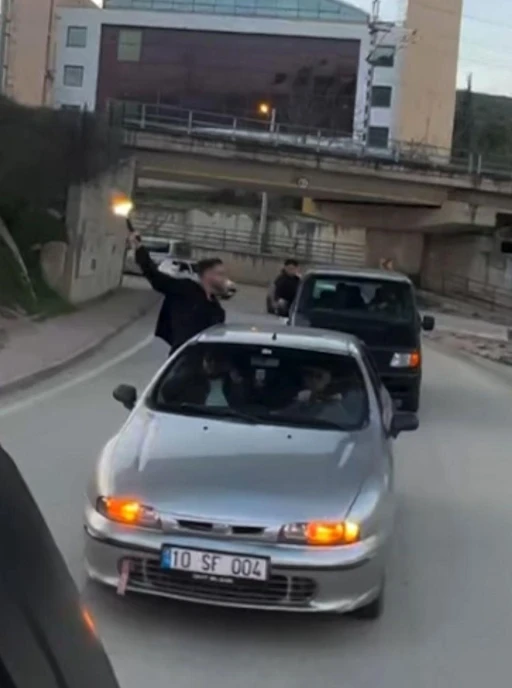 Bilecik&rsquo;te bir konvoyda havaya ateş eden şahıs pes dedirtti
