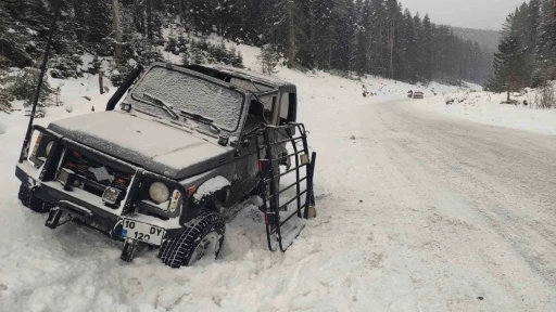 Bilecik&rsquo;te buzlanma kazaya neden oldu otomobil takla attı
